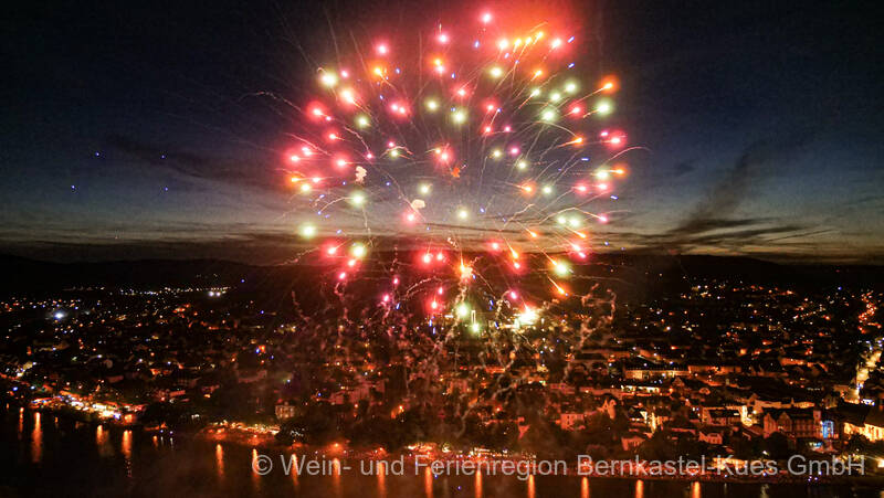Ein Feuerwerk über Bernkastel-Kues.