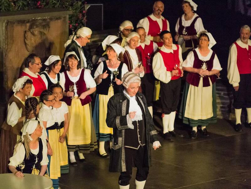 Eine Szene aus der Moseloperette. Viele Menschen stehen in Kostümen auf der Bühne.