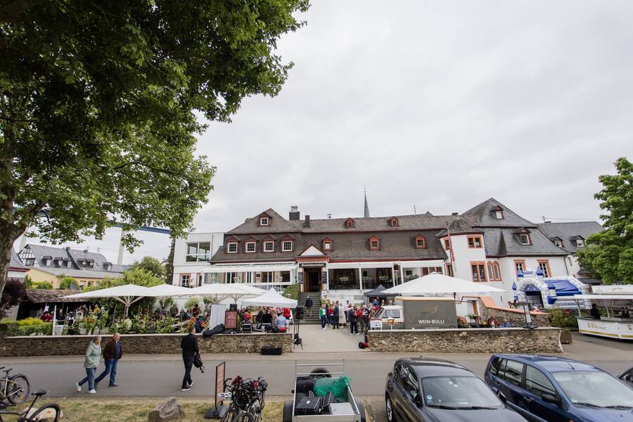 Ein Überblick über das Fest vor dem Hotel.