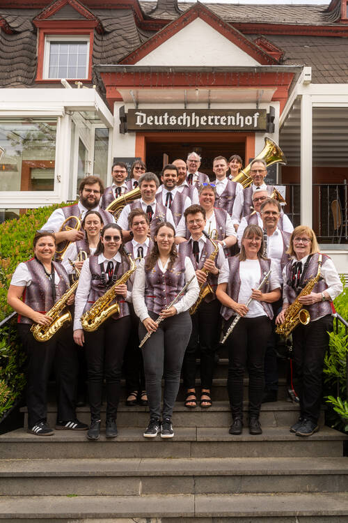 Gruppenfoto des Lösnicher Musikvereins auf der Eingangstreppe des Deutschherrenhofs.
