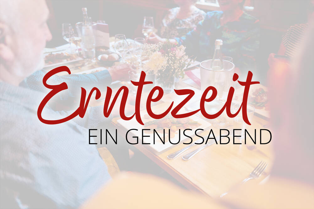 Im Hintergrund sitzen ein paar Menschen am gedeckten Tisch und schauen auf ihre gefüllten Teller. Darüber liegt eine weiße, transparente Fläche, auf der "Erntezeit Ein Genussabend" steht.