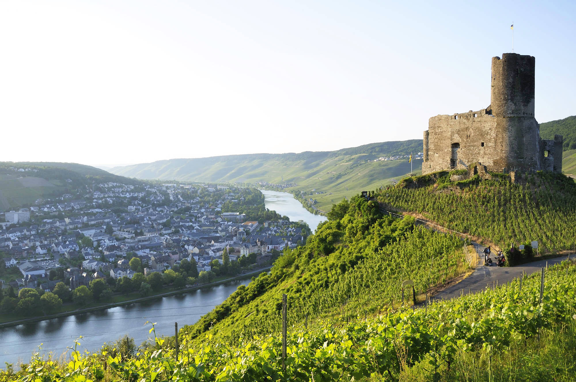 Die Burg Landshut bei Bernkastel-Kues thront auf einem Berg im rechten Bildabschnitt. Auf der anderen Seite der Mosel ist der Stadtteil Kues zu sehen.