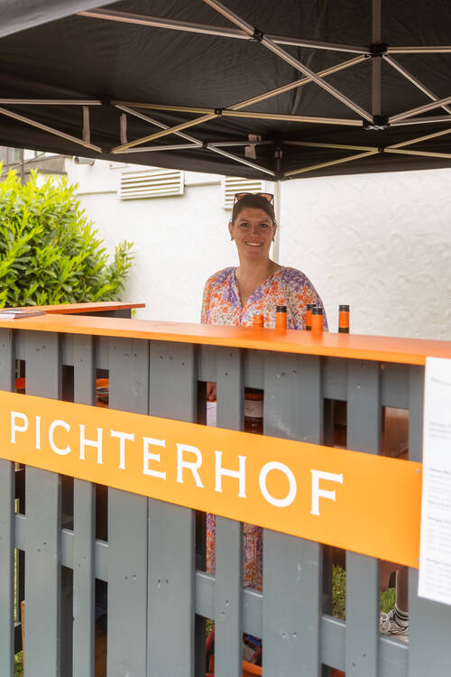 Die Chefin des Weinguts Pichterhof lächelt hinter der Theke in die Kamera.