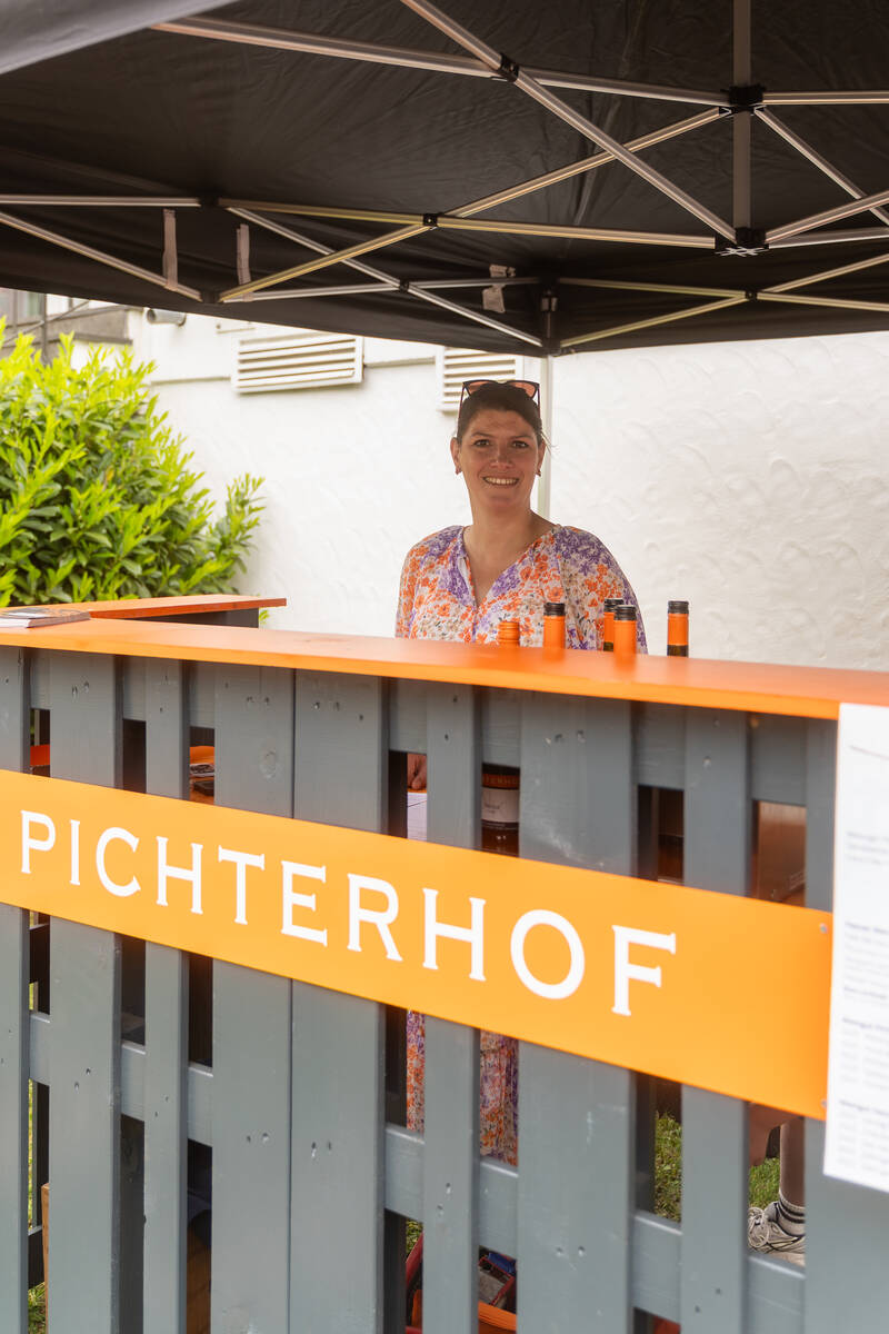 Die Chefin des Weinguts Pichterhof lächelt hinter der Theke in die Kamera.