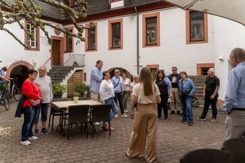 Empfangsleiterin Terese Ott führt eine Gruppe von Gästen durch den Innenhof bei der Hotelführung.