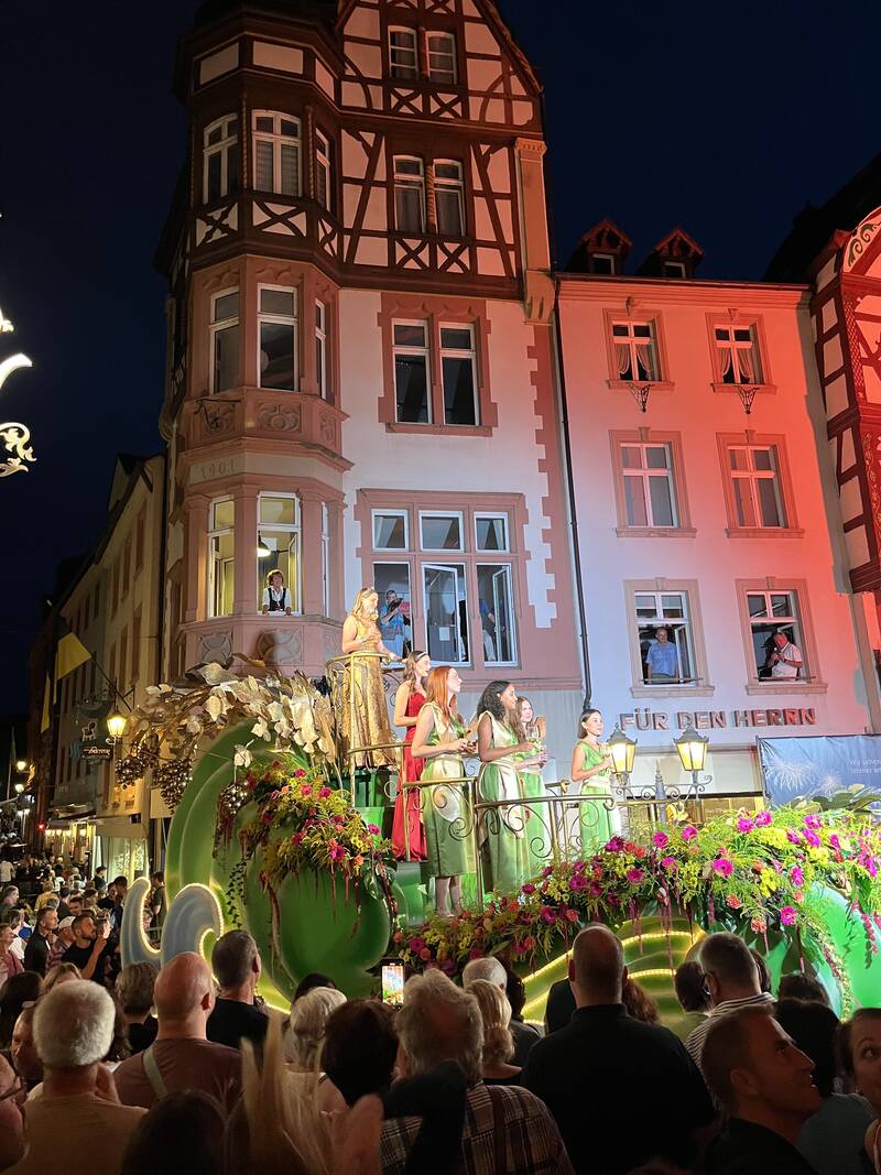 Empfang der Mosella auf ihrem Festwagen auf dem voll gefüllten Marktplatz in Bernkastel-Kues.