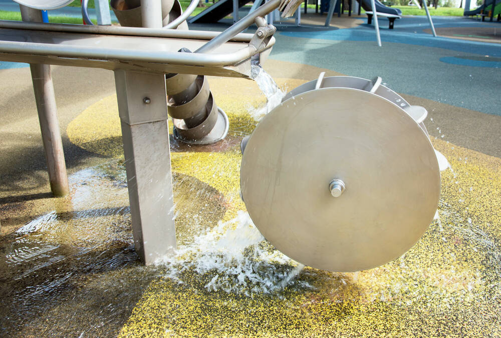 Ein Wasserspielzeug auf dem Wasserspielplatz in Zeltingen.