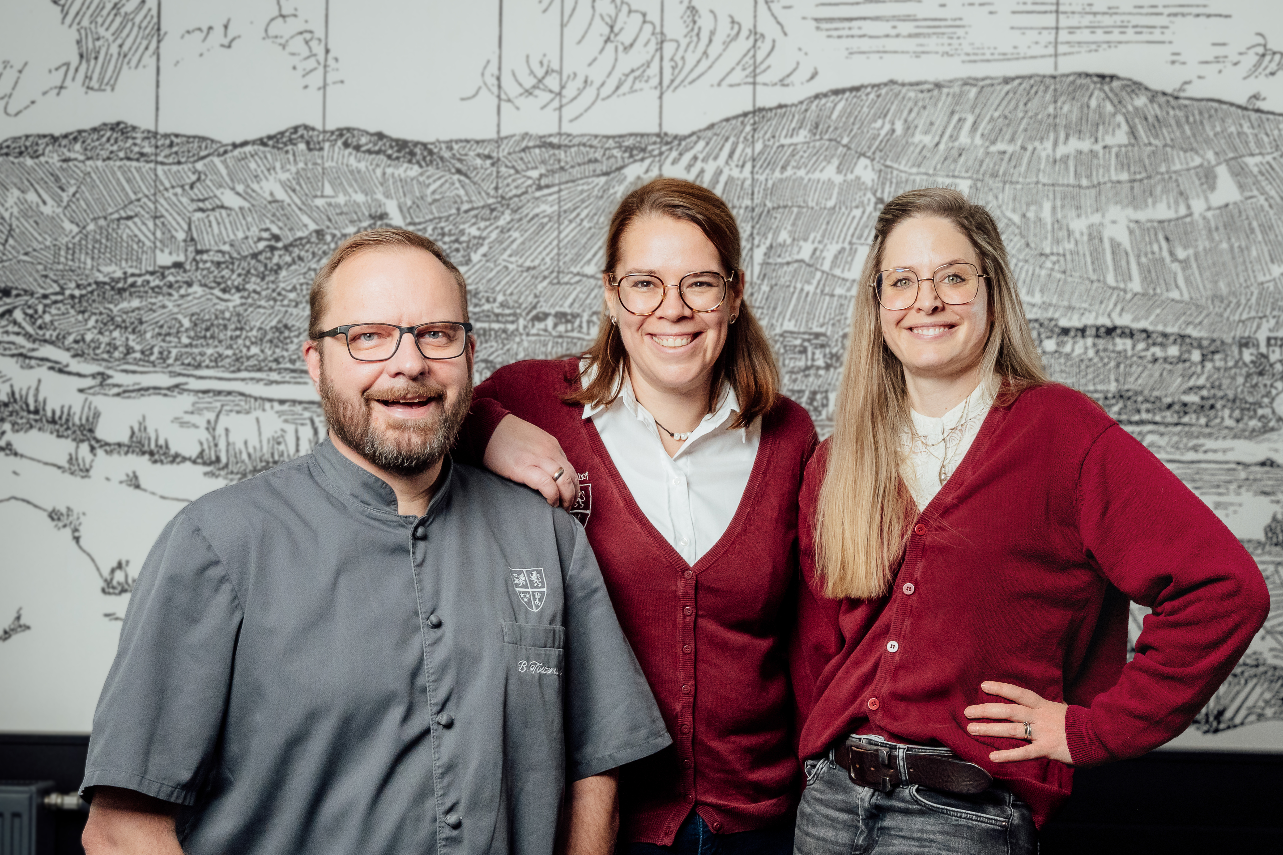 Bernhard Tintemann, Alexandra Kropp und Terese Ott stehen zusammen und lächeln in die Kamera.