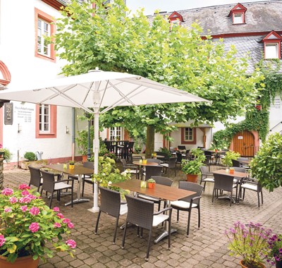 Restaurant-Innenhof-Deutschherrenhof-Mosel
