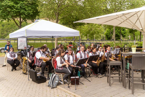 Der Musikverein Lösnich sitzt im Innenhof mit den Instrumenten.